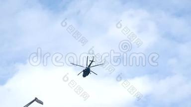 现代直升机在蓝天高清飞行